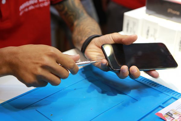 Đập hộp chiếc iPhone 11 Pro Max màu rêu đầu tiên tại Hà Nội